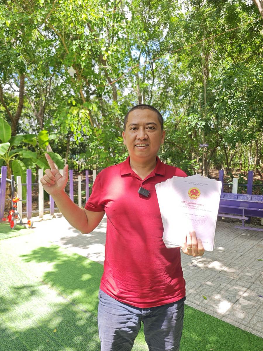 Nguyễn Hùng Cường cầm xấp Giấy chứng nhận quyền sử dụng đất đã hoàn tất pháp lý
